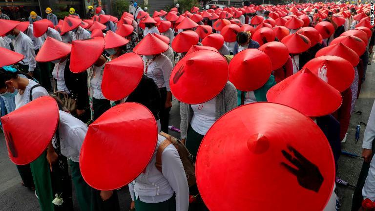 伝統的な帽子をかぶり抗議デモに参加する学校の教師＝３日、マンダレー/Stringer/AP