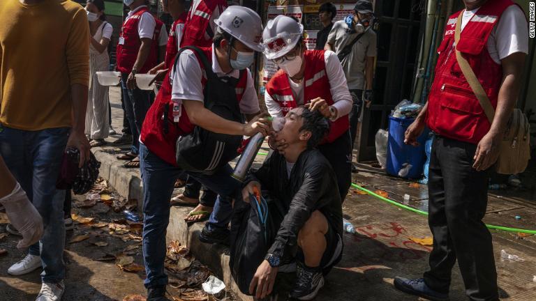 催涙ガスを浴びたデモ参加者に酸素を吸引させる医療関係者＝３日、ヤンゴン/Getty Images