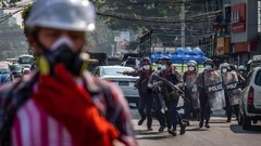 デモ隊に向かう警察＝２月２７日、ヤンゴン