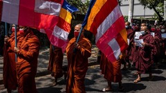 仏教僧がクーデターに反対するデモに参加＝２月１６日、ヤンゴン
