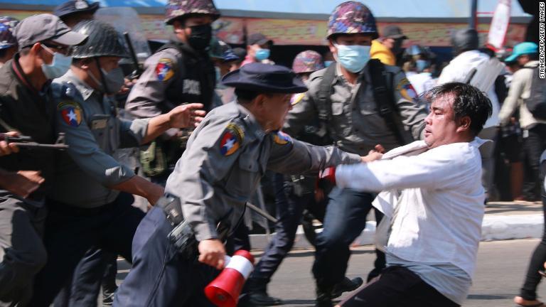 警察が抗議デモ参加者を拘束する＝２月１２日、モーラミャイン/Stringer/AFP/Getty Images