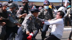 警察が抗議デモ参加者を拘束する＝２月１２日、モーラミャイン
