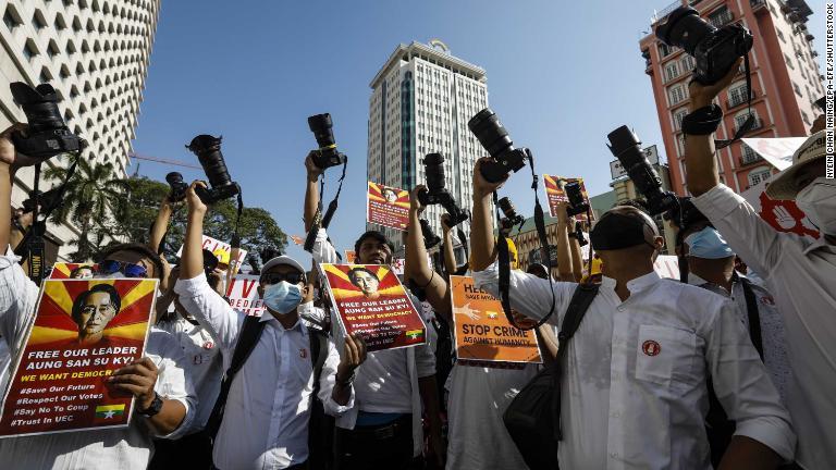 ミャンマー写真家協会のメンバーがカメラを片手にスーチー氏の解放を求める＝２月１３日/Nyein Chan Naing/EPA-EFE/Shutterstock