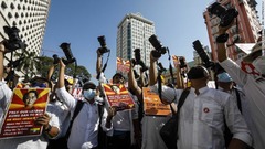 ミャンマー写真家協会のメンバーがカメラを片手にスーチー氏の解放を求める＝２月１３日