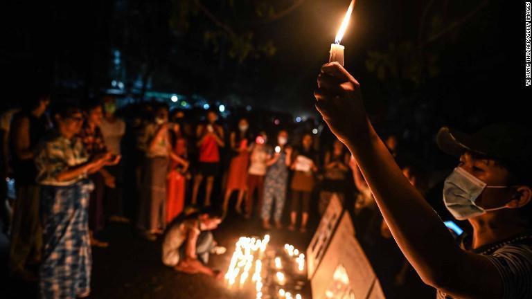 抗議デモで死亡した人々を追悼する集会に参加する人々＝２月２８日、ヤンゴン/Ye Aung Thu/AFP/Getty Images