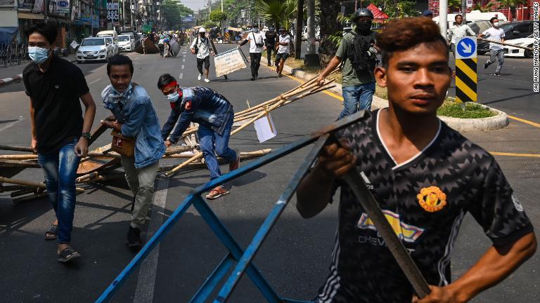 デモ参加者がバリケードを築く＝２月２８日、ヤンゴン/Sai Aung Main/AFP/Getty Images