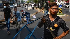 デモ参加者がバリケードを築く＝２月２８日、ヤンゴン