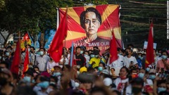 スーチー氏の横断幕を掲げるデモ隊＝２月１５日、ヤンゴン
