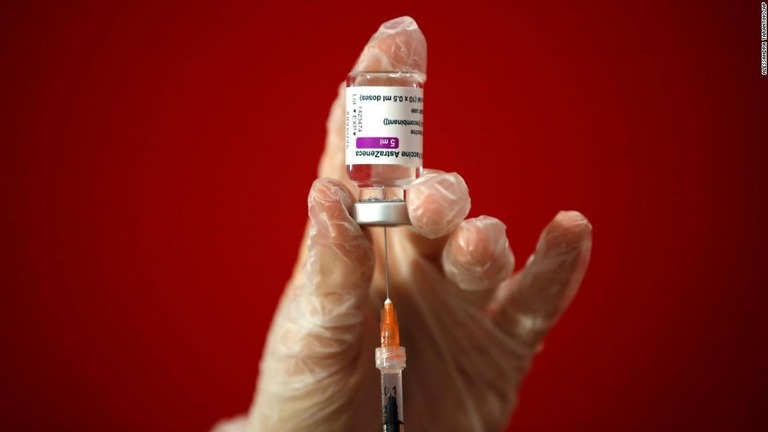 アイルランドは、英アストラゼネカとオックスフォード大学が共同開発したワクチンの使用を一時的に中止する/Alessandra Tarantino/AP