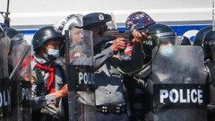 首都ネピドーでデモ隊と対峙する警官が銃口を向ける＝２月９日