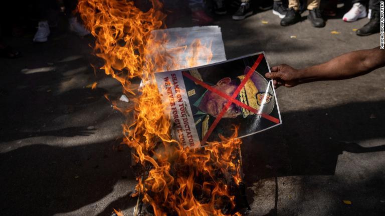 インド在住のミャンマー市民が国軍司令官の写真を燃やす＝３日、ニューデリー/Danish Siddiqui/Reuters