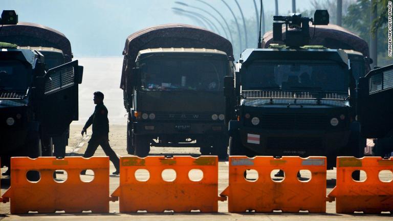 クーデータ翌日にミャンマー議会周辺の道路を封鎖する軍兵士＝２月２日/Stringer/AFP/Getty Images