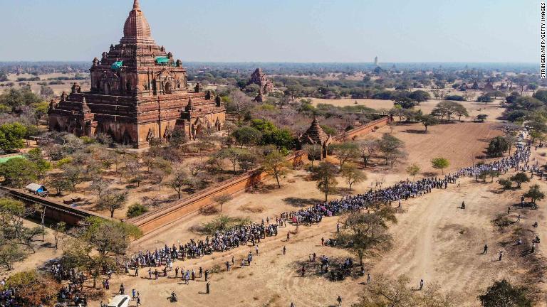 ユネスコの世界遺産バガンで抗議デモを行う人々＝２月１１日/Stringer/AFP/Getty Images