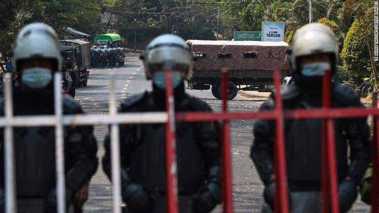 ヤンゴンの米国大使館付近を警護する警察＝２月２２日/Ye Aung Thu/AFP/Getty Images