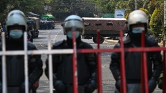 ヤンゴンの米国大使館付近を警護する警察＝２月２２日