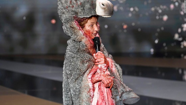 ロバのフェイクスキンと血の染みが付いたドレス姿で現れたコリンヌ・マシエロさん/Pool/Getty Images