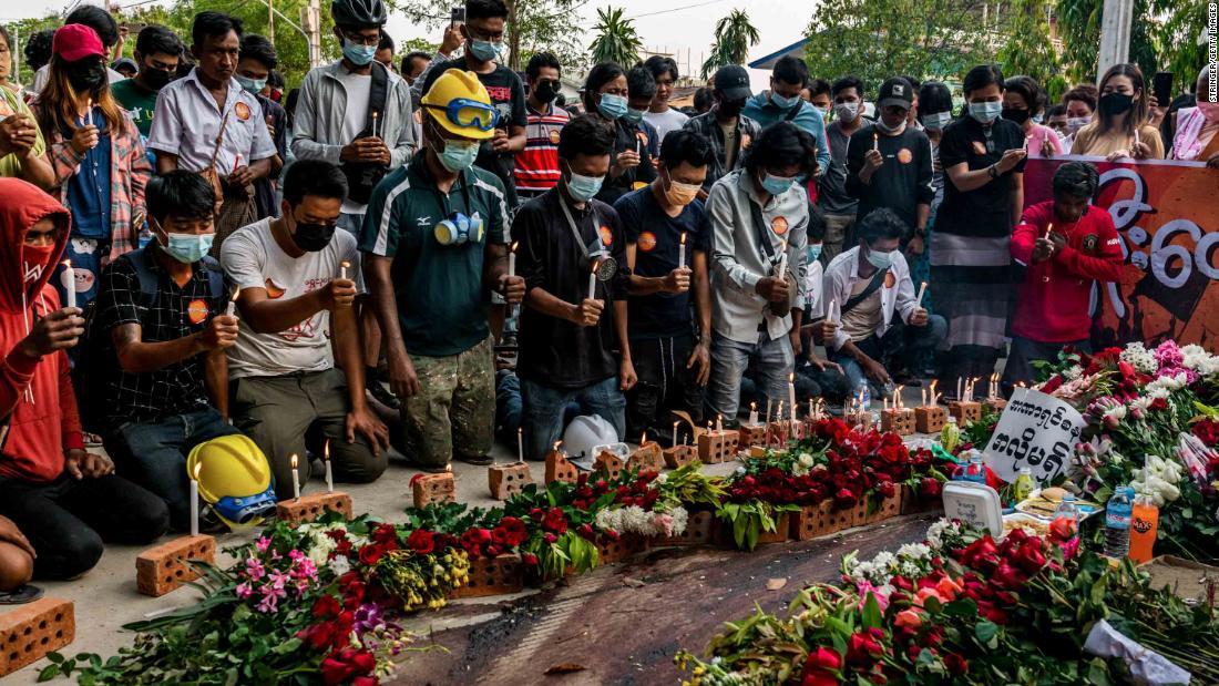 ヤンゴンで死亡した抗議デモ参加者を追悼する人々=11日/Stringer/Getty Images