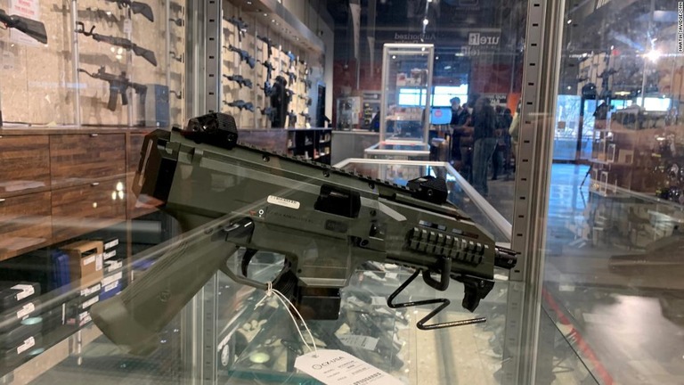 ストッダーズ・アンド・ガンズの店主は、初めて銃を買う客が増えていると語る/Martin Savidge/CNN
