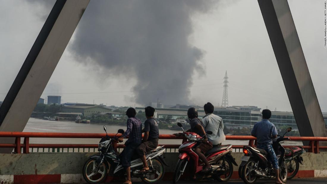 ラインタヤ地区で煙が上がる=14日/Stringer/Anadolu Agency/Getty Images