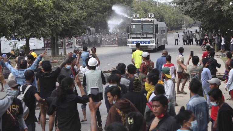 抗議デモ隊に放水銃を使う警察のトラック＝２０日、マンダレー/AP