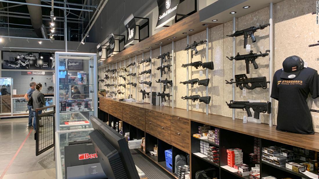 米ジョージア州アトランタの射撃場「ストッダーズ・アンド・ガンズ」の店内。米国で銃販売数が過去最高になった/Martin Savidge/CNN