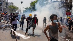 催涙ガスから逃げるデモ参加者＝１日、ヤンゴン