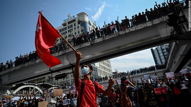 デモ参加者が集結＝２月８日、ヤンゴン/Ye Aung Thu/AFP/Getty Images