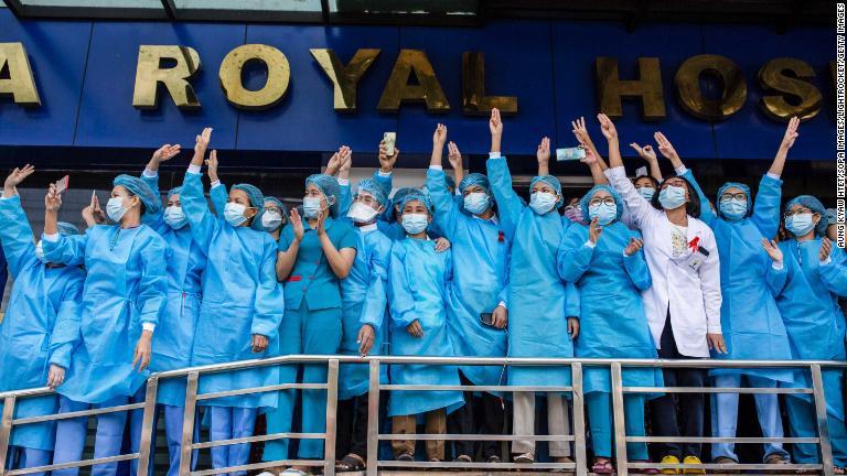 病院の職員が抗議デモ中に指を３本立てた腕を上げる＝２月７日、ヤンゴン/Aung Kyaw Htet/SOPA Images/LightRocket/Getty Images