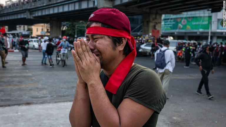 催涙ガスの使用をやめるように懇願するデモ参加者＝２月９日、ヤンゴン/Hkun Lat/Getty Images