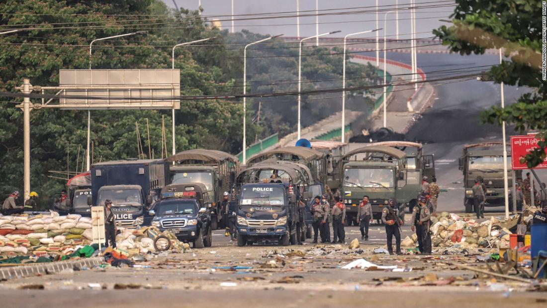 クーデターや公選者の拘束への抗議デモが続く中、治安部隊が道路を封鎖＝１４日、ヤンゴン・ラインタヤ地区/Stringer/Anadolu Agency/Getty Images