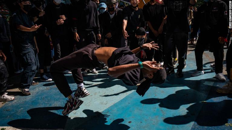 クーデーターに反対するヒップホップのパフォーマンスを見せるヤンゴンの若者＝２月１４日/Hkun Lat/Getty Images