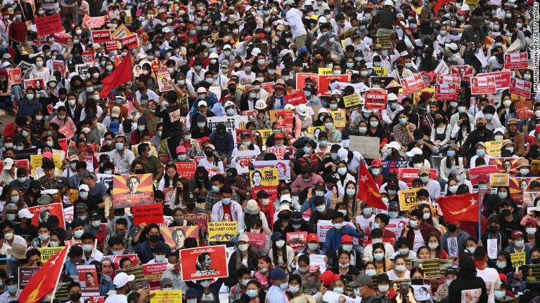 抗議デモ参加者が主要な道路を封鎖＝２月２７日、ヤンゴン/Sai Aung Main/AFP/Getty Images