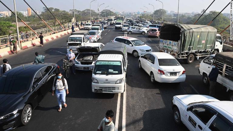 ヤンゴンの橋を車で封鎖するデモ参加者＝２月１７日/Sai Aung Main/AFP/Getty Images