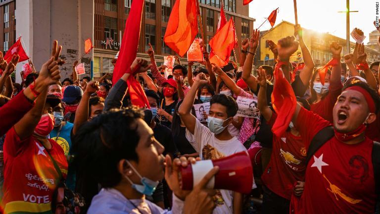 抗議デモ隊がスローガンを叫ぶ＝２月７日、ヤンゴン/Getty Images