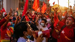 抗議デモ隊がスローガンを叫ぶ＝２月７日、ヤンゴン