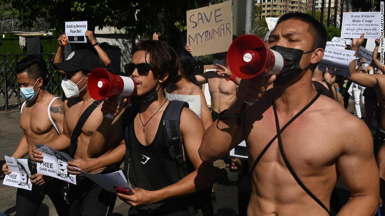 ボディービルダーが抗議デモに参加＝２月１１日/Sai Aung Main/AFP/Getty Images