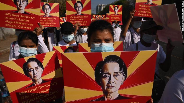 ヤンゴンのデモ参加者＝２月１４日/Sai Aung Main/AFP/Getty Images