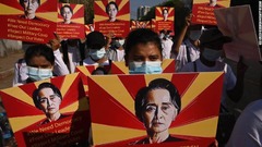 ヤンゴンのデモ参加者＝２月１４日