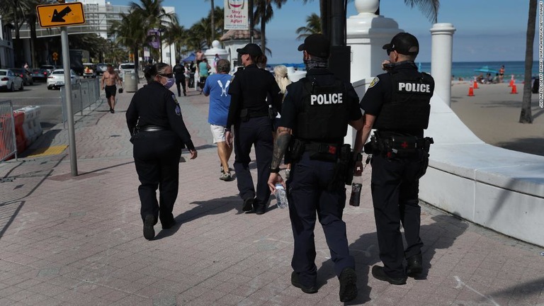 海岸をパトロールする地元警官＝３月４日、フロリダ州フォートローダーデール/Joe Raedle/Getty Images North America/Getty Images