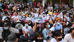 工場労働者がプラカードを掲げ、スローガンを叫びながら抗議デモに参加＝２月２５日、ヤンゴン