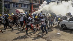 催涙ガスに対抗し消火器を噴射するデモ参加者＝３日、ヤンゴン