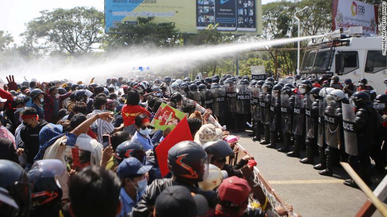 警察がデモ参加者に放水銃を発射＝２月９日、ネピドー/Stringer/AFP/Getty Images