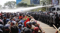 警察がデモ参加者に放水銃を発射＝２月９日、ネピドー