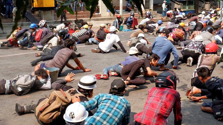 デモ隊を解散させようと警察が発砲、参加者は地面に身を伏せた＝３日、マンダレー/Stringer/Reuters