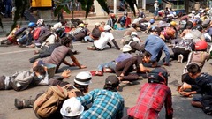 デモ隊を解散させようと警察が発砲、参加者は地面に身を伏せた＝３日、マンダレー
