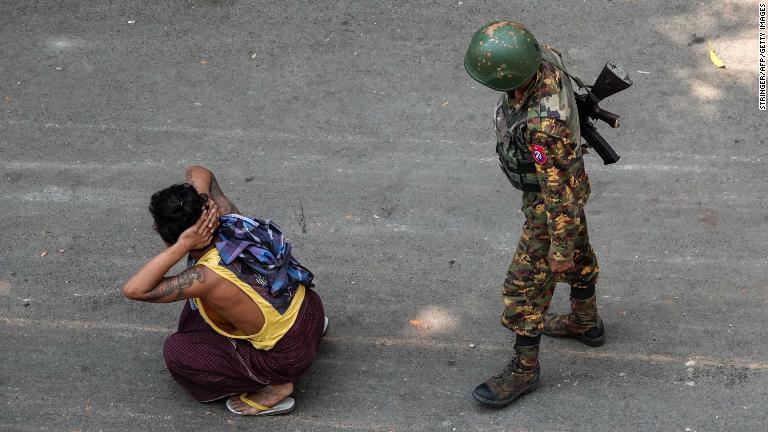 捕まった男性の横に立つ兵士＝３日、マンダレー/Stringer/AFP/Getty Images