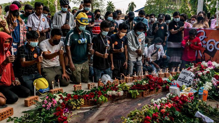 ヤンゴンで死亡した抗議デモ参加者を追悼する人々＝１１日/Stringer/Getty Images