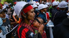 子どもを連れて抗議デモに参加する人＝２月１０日、ヤンゴン