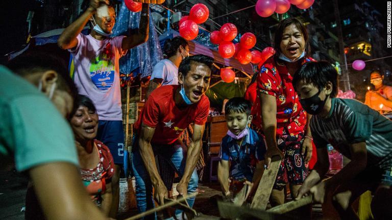 スーチー氏とＮＬＤへの支持を示そうと音を立てるヤンゴン市民＝２月５日/Panos Pictures/Redux