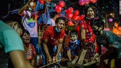 スーチー氏とＮＬＤへの支持を示そうと音を立てるヤンゴン市民＝２月５日